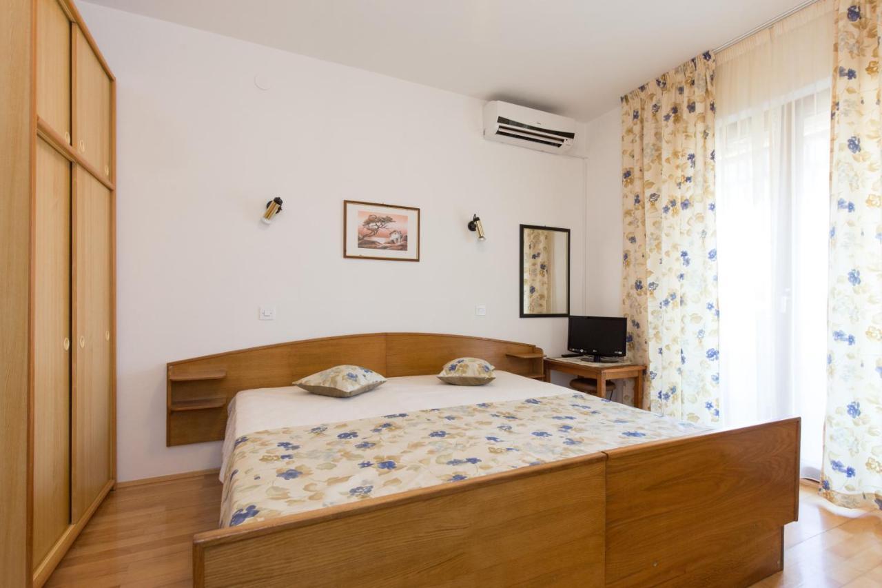 Apartment & Room Dinka, Krk クルク エクステリア 写真