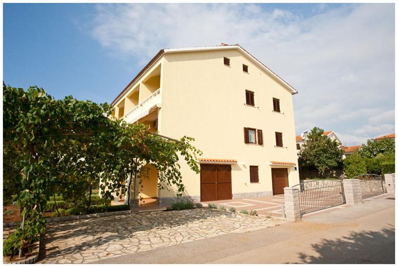 Apartment & Room Dinka, Krk クルク エクステリア 写真